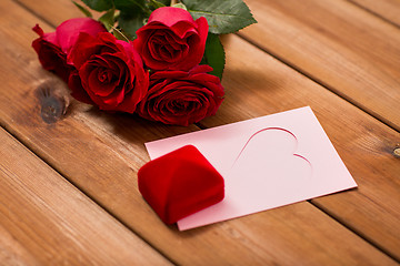 Image showing close up of gift box, red roses and greeting card