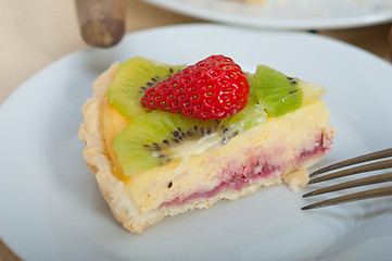 Image showing kiwi and strawberry pie tart 