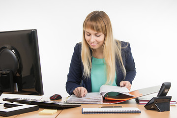 Image showing the HR professionals to view the personal files of employees in the folder