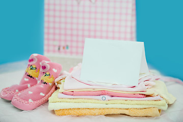 Image showing The baby clothes with card