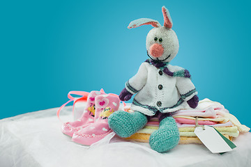 Image showing The baby clothes with card