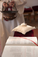 Image showing Wedding rings in church