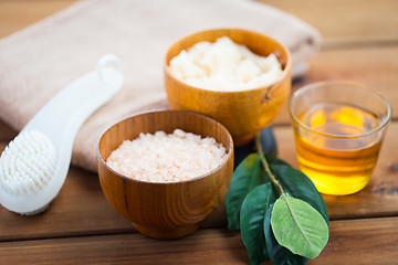 Image showing close up of himalayan pink salt and bath stuff