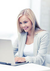 Image showing businesswoman with laptop