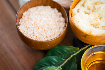 Image showing close up of himalayan pink salt and body scrub