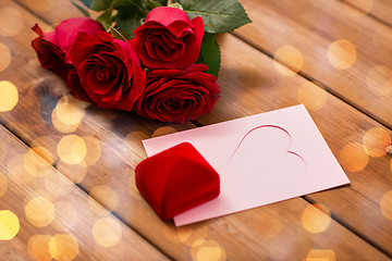 Image showing close up of gift box, red roses and greeting card