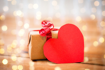 Image showing close up of gift box and heart shaped note on wood