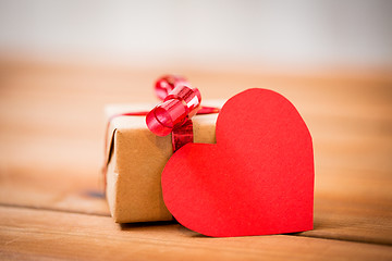 Image showing close up of gift box and heart shaped note on wood