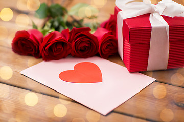 Image showing close up of gift box, red roses and greeting card