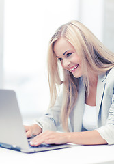 Image showing businesswoman with laptop