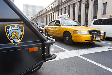 Image showing Yellow taxi and Nypd vehicle in Manhattan