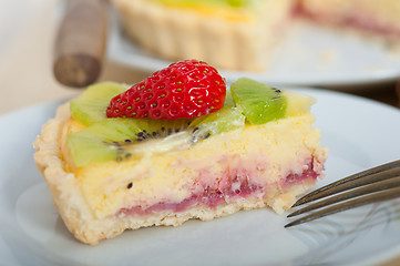 Image showing kiwi and strawberry pie tart 