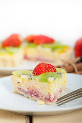 Image showing kiwi and strawberry pie tart 