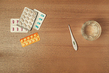 Image showing Thermometer, pills and glass of water