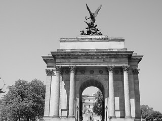 Image showing Black and white Wellington arch in London