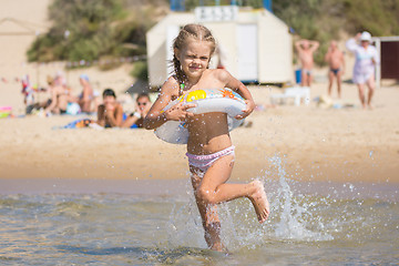 Image showing  Girl runs to bathe in the sea