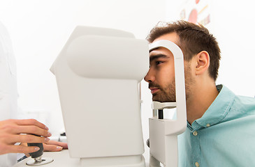 Image showing optician with autorefractor and patient at clinic