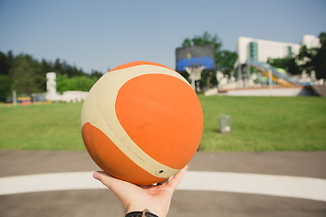 Image showing basketball player about to shoot