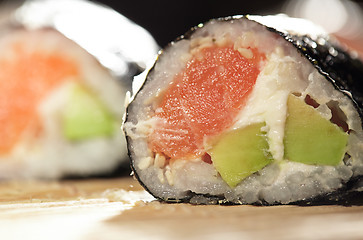 Image showing Susshi roll with salmon and avocado.