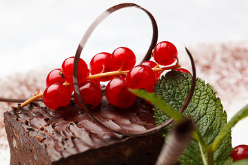 Image showing Chocolate cake with red currant