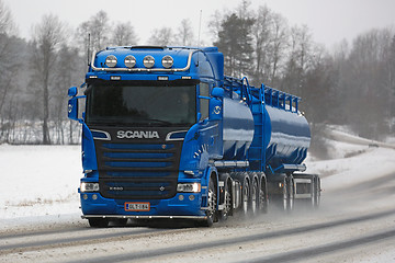 Image showing Blue Scania R580 Euro 6 Tank Truck in Winter