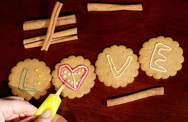 Image showing Drawing on ginger cookies.