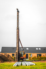 Image showing Piling machine in a single family neighborhood