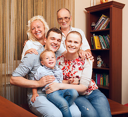 Image showing Big happy famil? at home