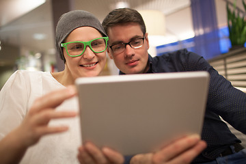 Image showing Man and woman using electronic tablet in the restaurant