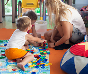 Image showing Doing puzzle with tutor in nursery