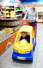 Image showing Child friendly supermarket shopping