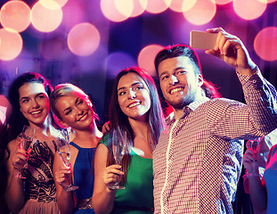 Image showing friends with glasses and smartphone in club