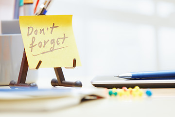 Image showing Do not forget text on adhesive note