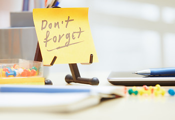 Image showing Do not forget text on adhesive note