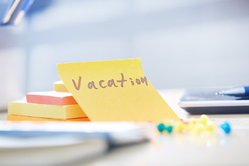 Image showing Vacation text on adhesive note