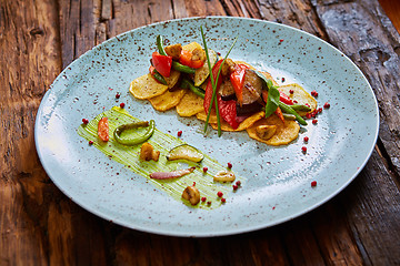 Image showing Potato Chips with sweet pepper, aubergine and asparagus. 