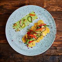 Image showing Potato Chips with sweet pepper, aubergine and asparagus. 