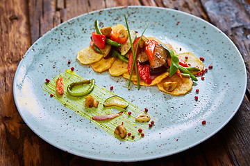 Image showing Potato Chips with sweet pepper, aubergine and asparagus. 