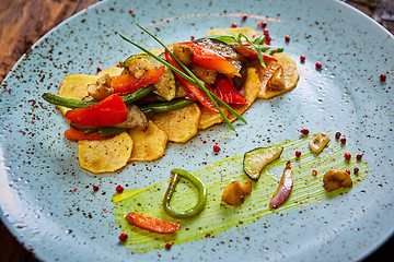 Image showing Potato Chips with sweet pepper, aubergine and asparagus. 