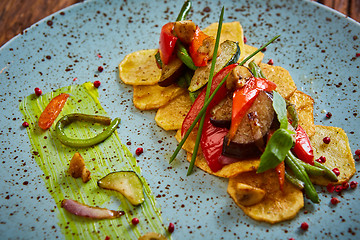 Image showing Potato Chips with sweet pepper, aubergine and asparagus. 