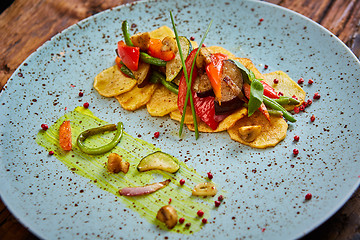 Image showing Potato Chips with sweet pepper, aubergine and asparagus. 