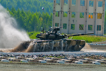 Image showing Tank T-80 moves after water ford