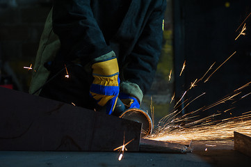 Image showing worker welding metal 