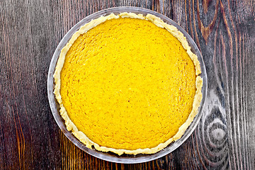 Image showing Pie pumpkin in glass pan on board top