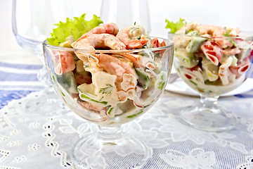 Image showing Salad with shrimp and tomatoes in glass on napkin