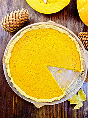 Image showing Pie pumpkin in pan on board top