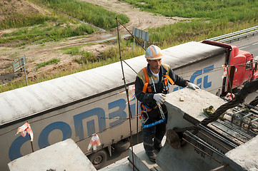 Image showing Worker mouning bridge span