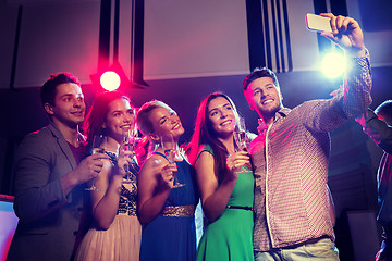 Image showing friends with glasses and smartphone in club