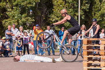 Image showing Cyclist shows viewers his professionalism in the management of a bicycle