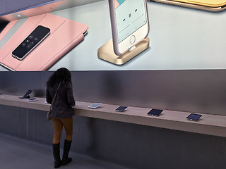 Image showing Apple Store, Shopping